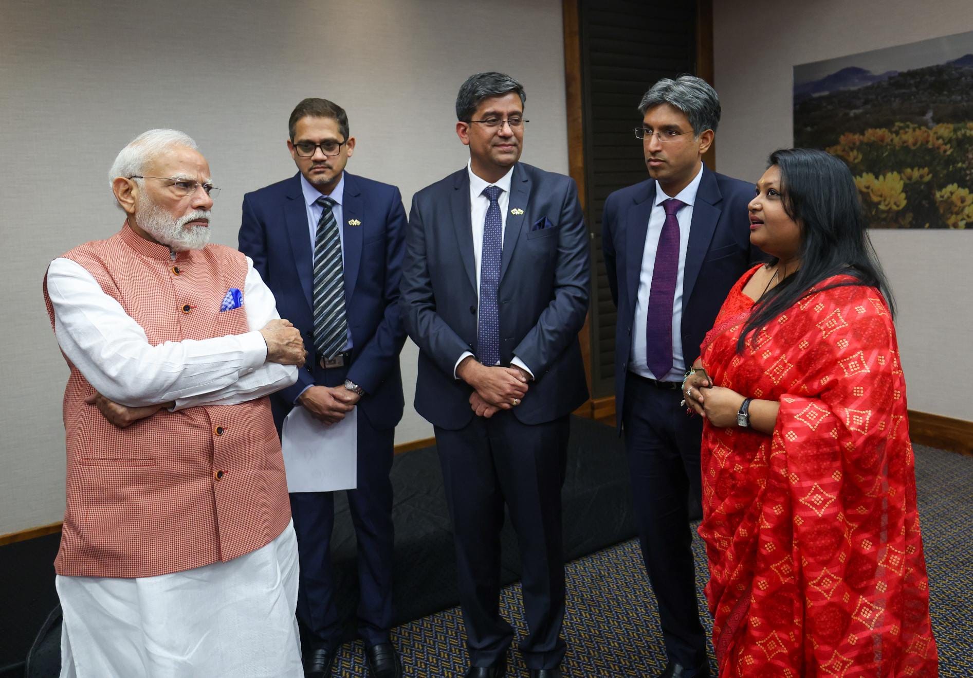 जोहान्सबर्ग में भारतीय एंटरप्रेन्याेर्स से बातचीत करते पीएम मोदी।