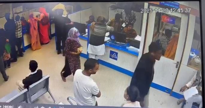 Thief Escapes with 1.70 Lakh Bag from Canara Bank  Entire Act Caught on CCTV