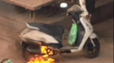 Kanpur moving scooter caught fire near Sarsaul underpass driver saved his life by jumping