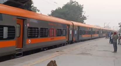 इटावा स्टेशन पर खड़ी ट्रेन