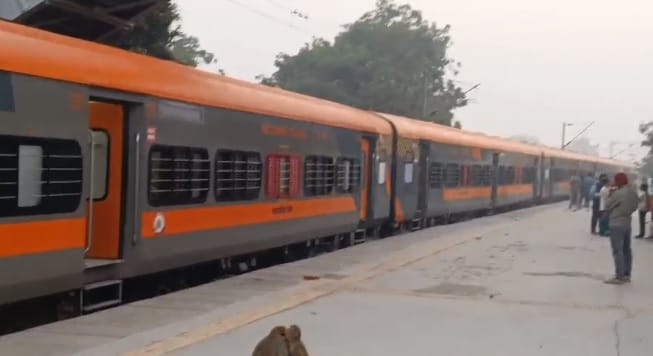 Etawah Trains on the Delhi Howrah route slowed down a fracture in the down line at Samho station yard