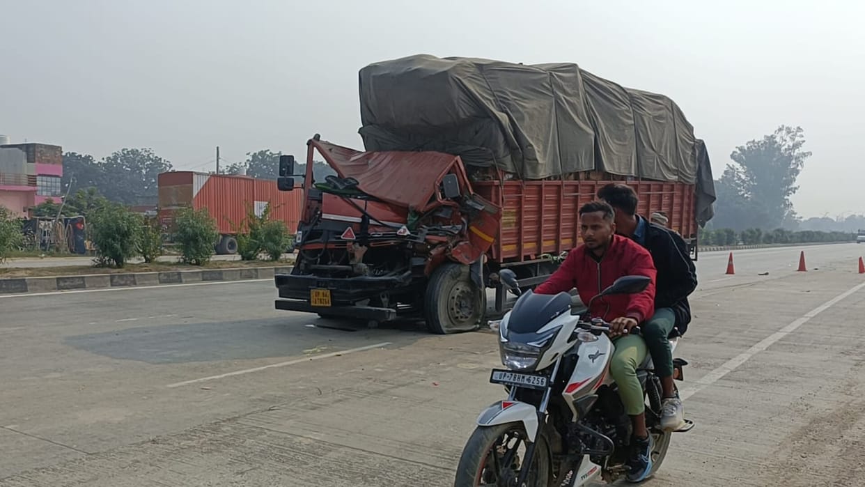 Kanpur Accident in front of Kanpuria Dhaba on NH2 DCM truck damaged crane did not arrive even after four hours