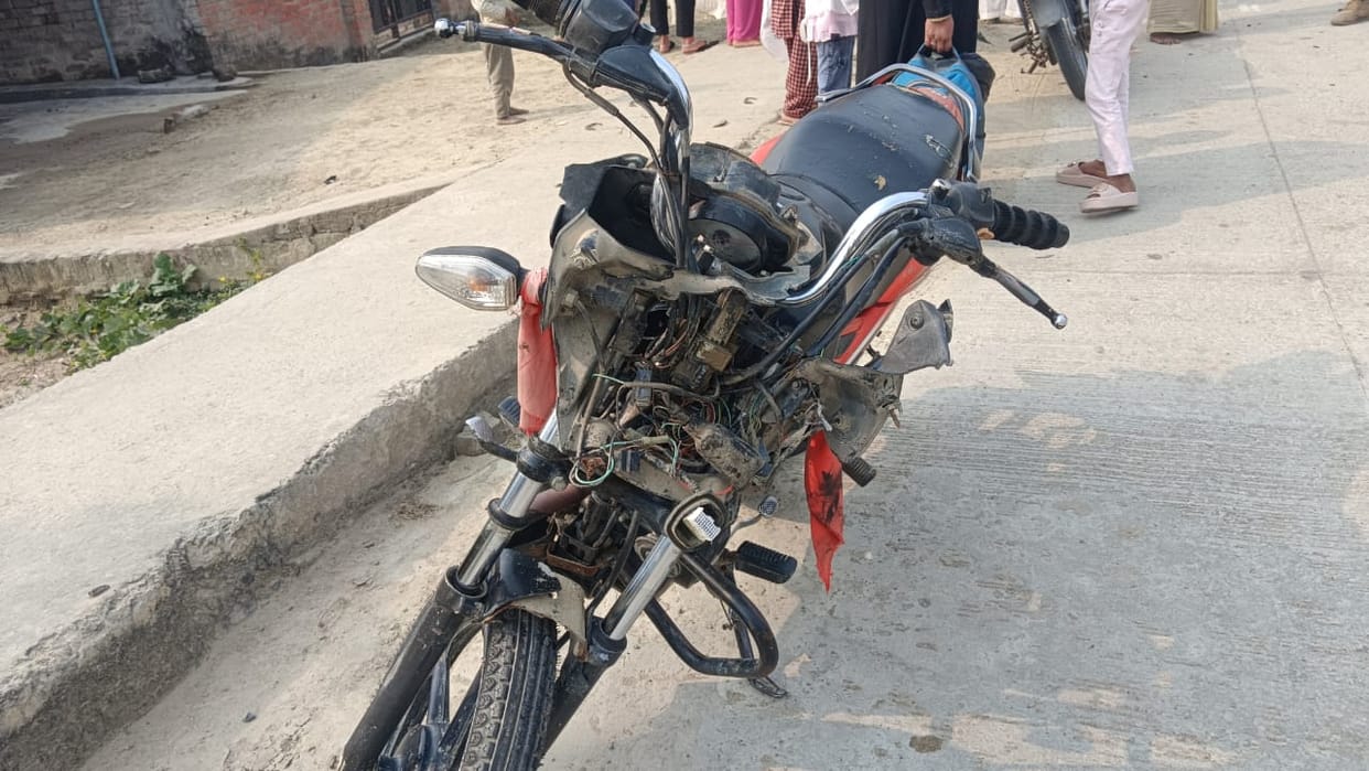 Fatehpur Accident Highspeed auto rams into bike four seriously injured police engaged in investigation