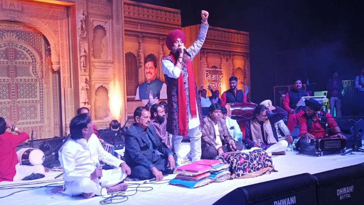 Maheshwar News: Nimar festival begins, Lakha Singh's bhajan evening enthrals the audience