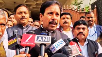 मीडिया से बातचीत करते कैबिनेट मंत्री अनिल राजभर।