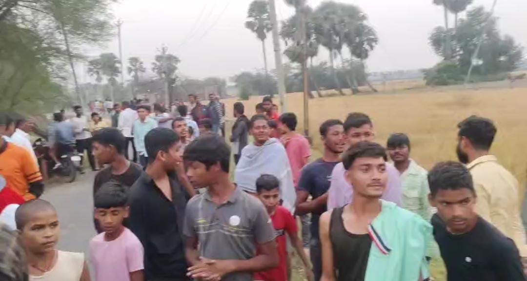 मौके पर जुटी भीड़