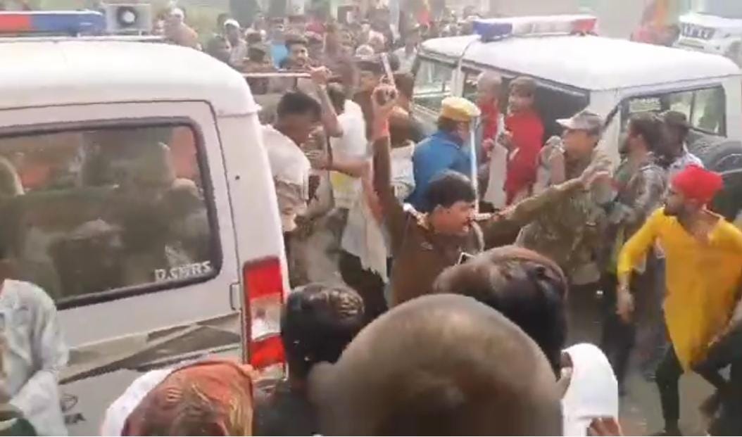 Bihar News: Ruckus over carrying banned meat, police opened fire to control the crowd