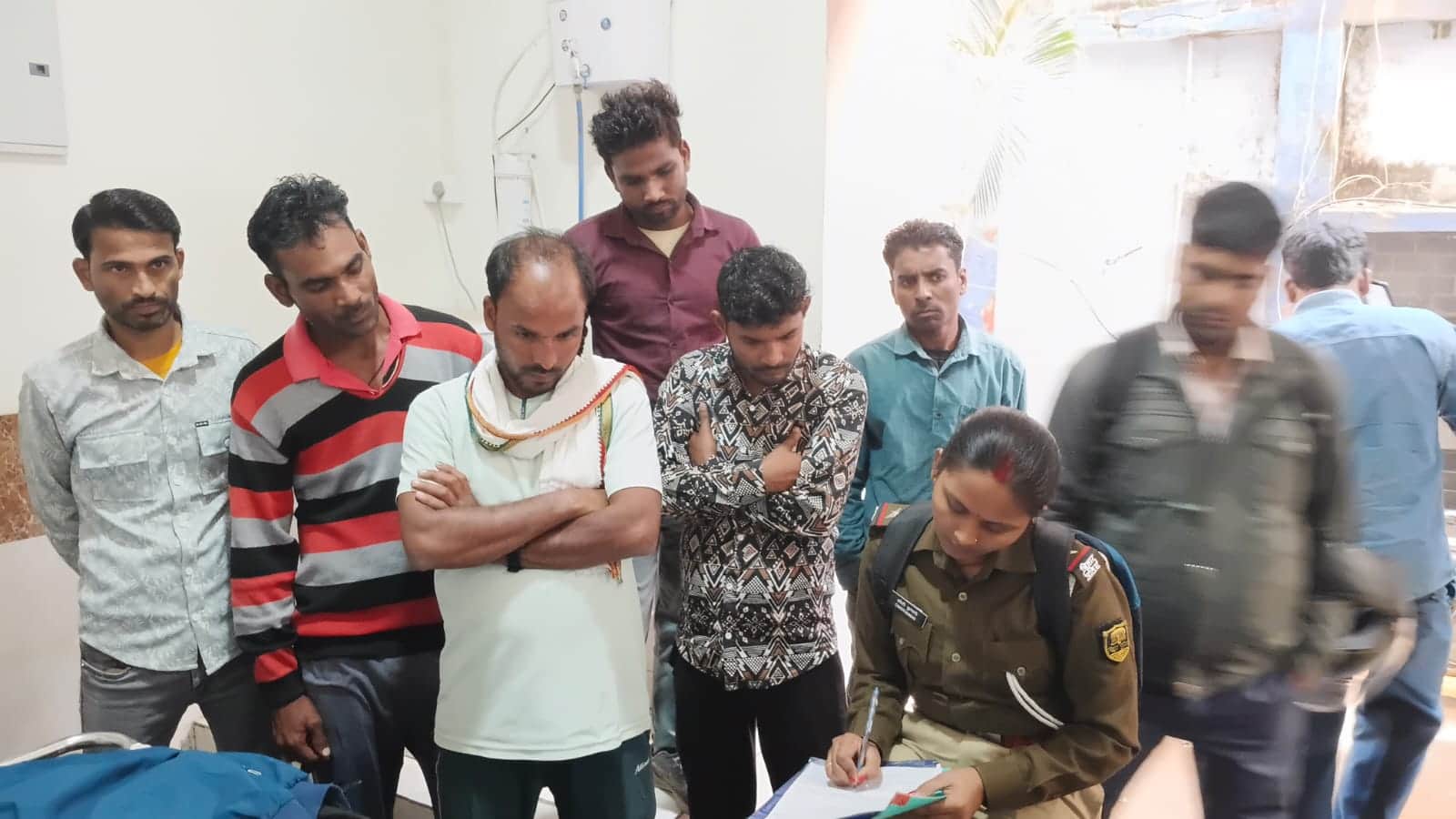 मामला दर्ज करती पुलिस