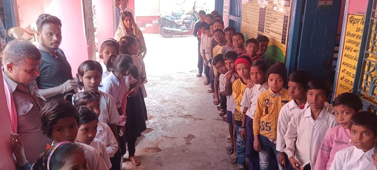 Bihar News: फोटो खिंचवाने के लिए बच्चों के हाथ में पकड़ा दिया अंडा, बाद में ले लिया वापस; अभिभावक भड़के