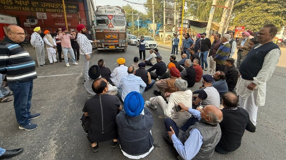 Mohali Tubewell power cut people starved for water for four days angry residents took to the streets