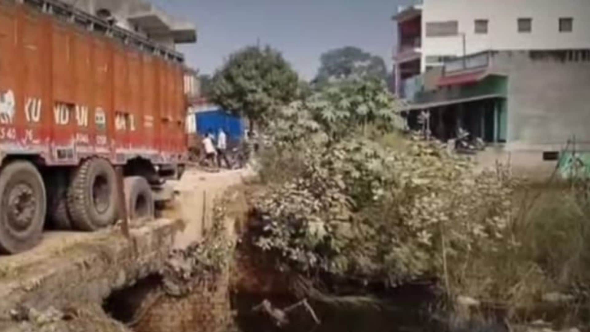 पुल पर फंसा ट्रक