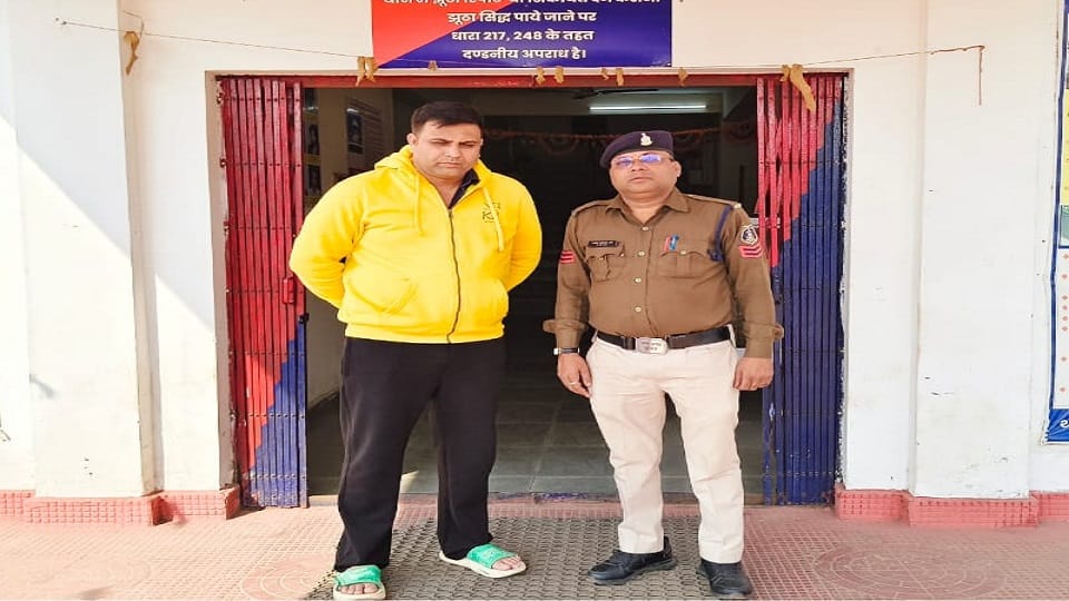 पुलिस की गिरफ्त में आरोपी