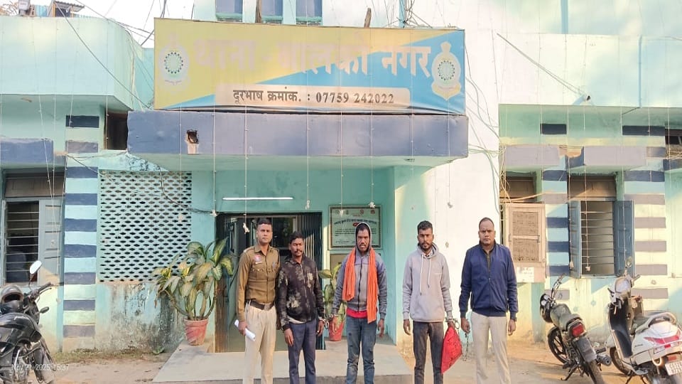 पुलिस की गिरफ्त में आरोपी