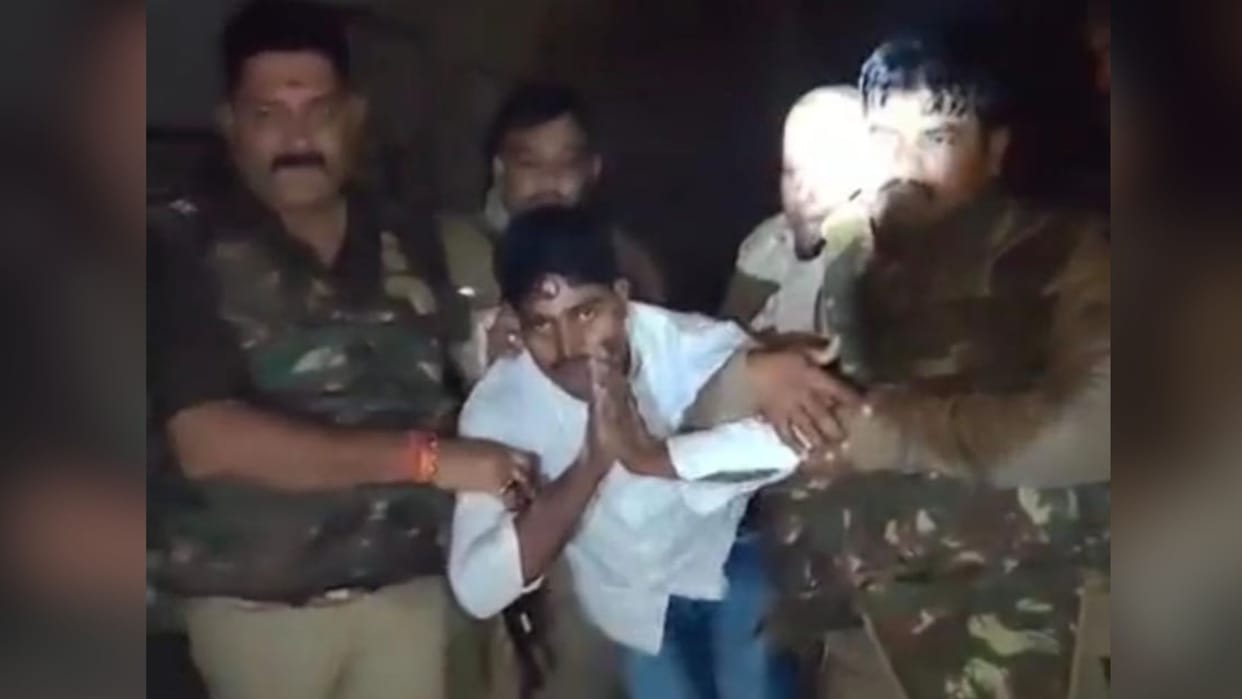 Police Encounter in Azamgarh criminal injured by police bullets apologized with folded hands