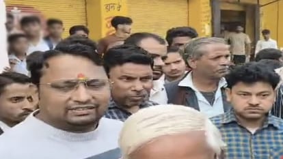 थाने के बाहर जुटी लोगों की भीड़