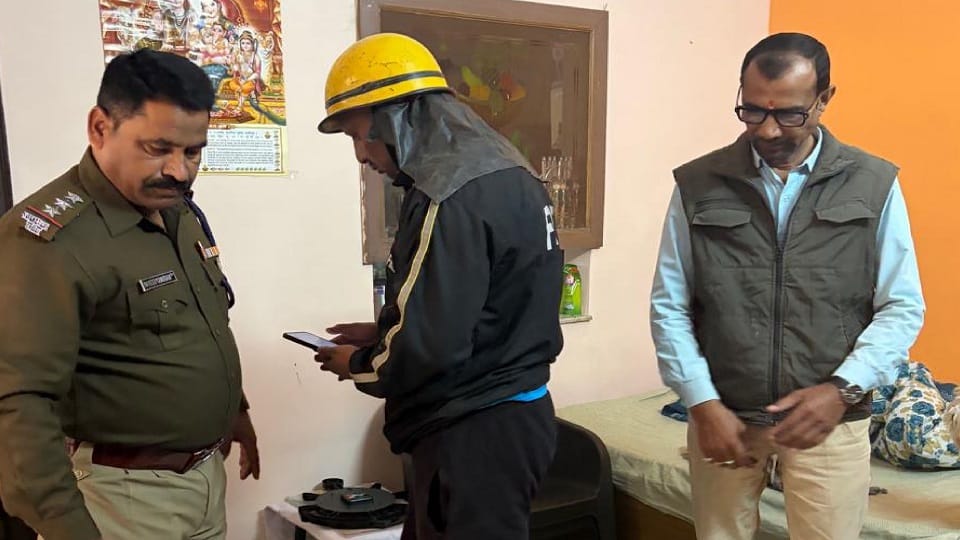 The clothes of an elderly woman performing puja suddenly caught fire in rudrapur