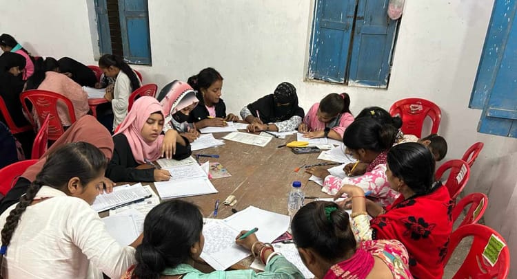 Bihar: परीक्षा में अव्यवस्था, एक बेंच पर 5–6 छात्रों ने बैठकर दिया एग्जाम, जेपीयू ने मांगा स्पष्टीकरण