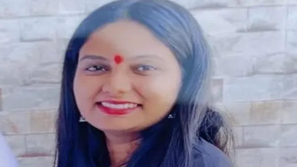 speeding trailer hits a bike on the National Highway the girl dies on the spot in the accident in Durg