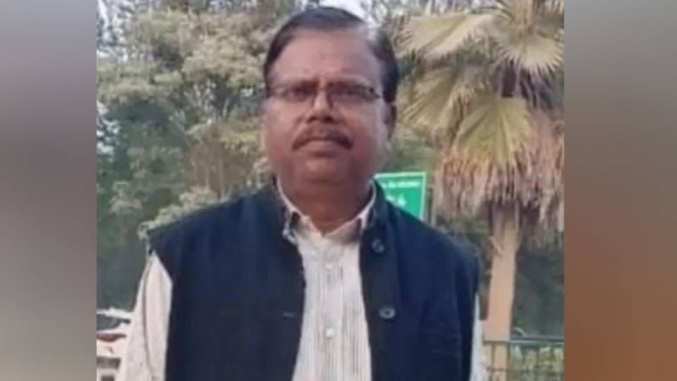 BLO dies of brain hemorrhage in Lucknow accused of forcing SIR to do his work under pressure
