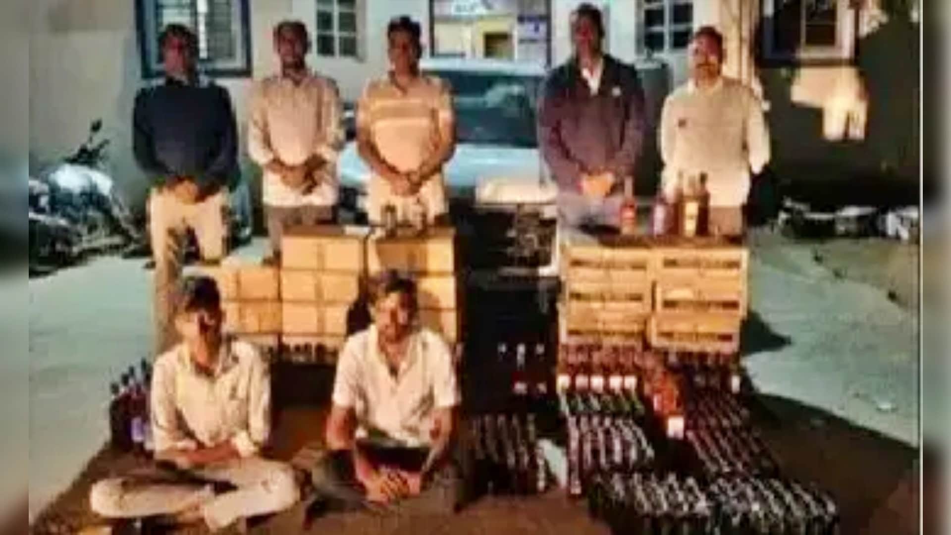 पुलिस की गिरफ्त में शराब तस्कर