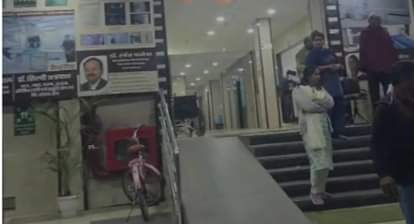 ujjain hospital dead body kept outside insensitivity incident