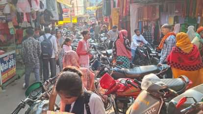Lalitpur: Vehicles are parked on the roads of Municipality Ward 10, making walking difficult.