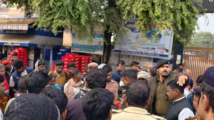 Bihar News : नकाबपोश अपराधियों ने घर में घुसकर किया हमला, मां की मौत; बेटी की स्थिति गंभीर