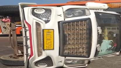 Car overturns to save bike rider people narrowly escape in Jagdalpur