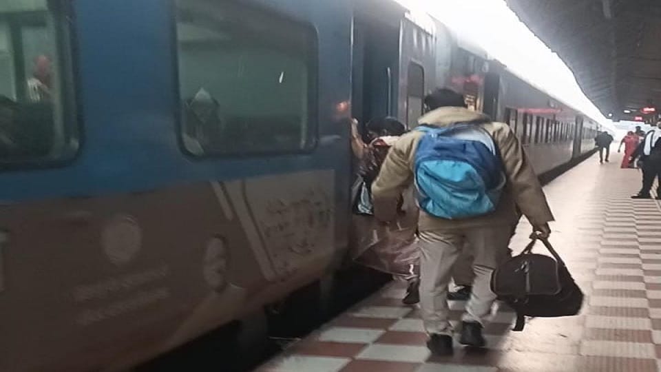 चलती ट्रेन में चढ़ते समय बाल-बाल बची महिला