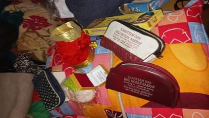 चोरी के बाद बिखरा सामान