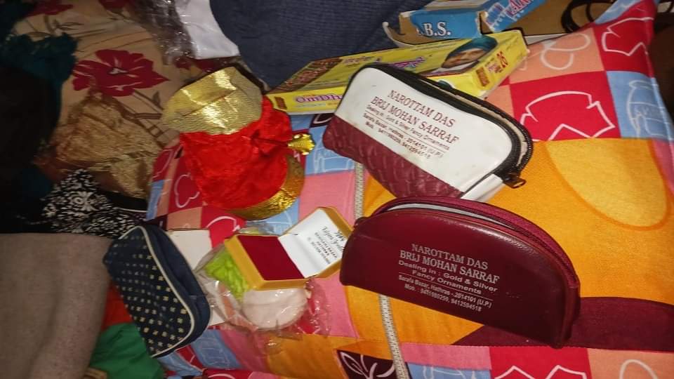 चोरी के बाद बिखरा सामान