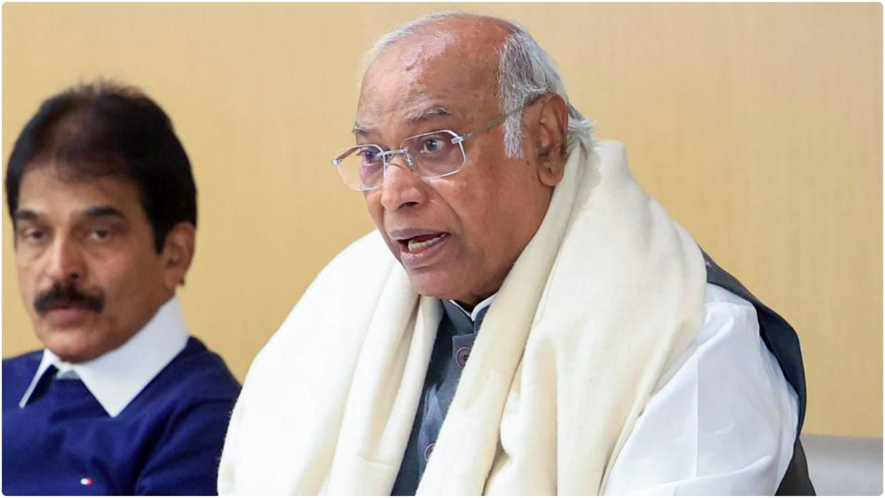 Congress top brass reviews rejig of party unit, upcoming local body polls in Gujarat