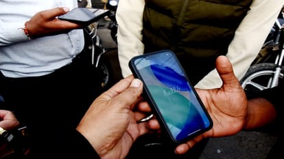 Saharanpur: Hundreds of mobile phones suddenly stopped, bought from the same shop, villagers created ruckus