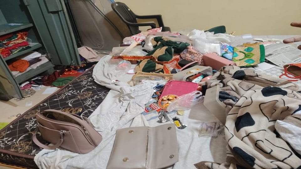 Major theft in Janjgir Champa Gold silver jewellery and cash worth Rs 11 lakh stolen family had gone to a wed