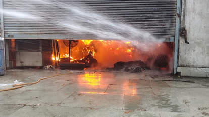 Kanpur: short circuit caused a fire at cardboard factory, destroying machinery and goods worth lakhs
