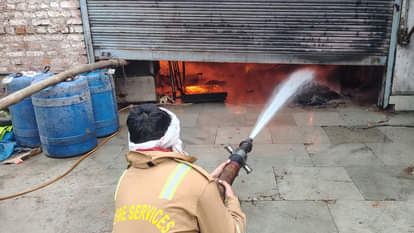 Kanpur: short circuit caused a fire at cardboard factory, destroying machinery and goods worth lakhs