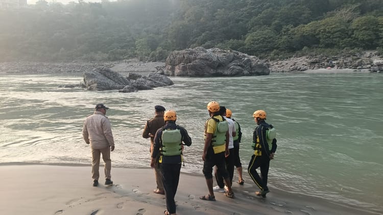 Rishikesh: गोवा बीच में नहाते समय गंगा में बहा नोएडा का युवक, दूसरे को राफ्ट गाइड ने बचाया, खोजबीन जारी