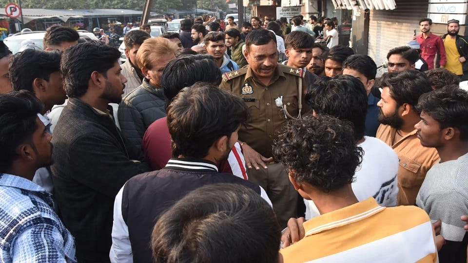 Saharanpur: Hundreds of mobile phones suddenly stopped, bought from the same shop, villagers created ruckus