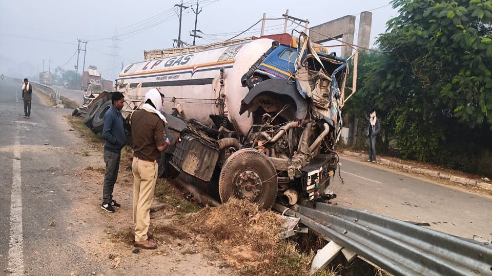 LPG capsule overturned uncontrollably on highway in Tundla