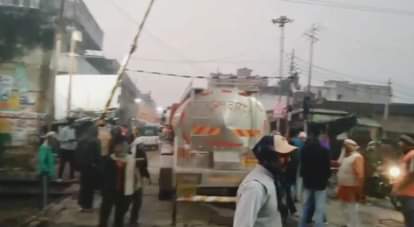 Etawah Milk vehicle stuck at railway crossing Amrit Bharat stopped at outer level tanker pushed away