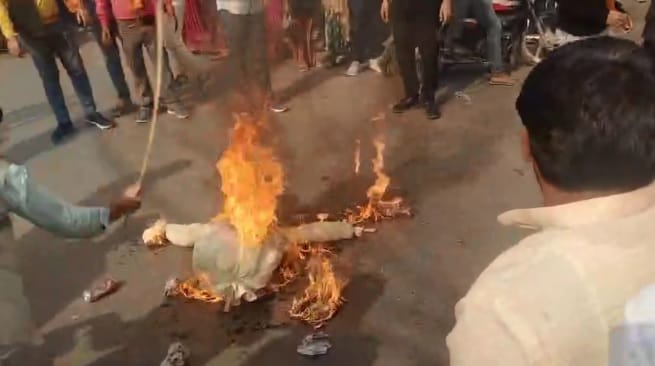 Farrukhabad Department organization minister abused ABVP burns effigy of city MLA demands apology