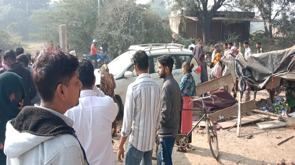 speeding car rammed into kiosk, injuring four people