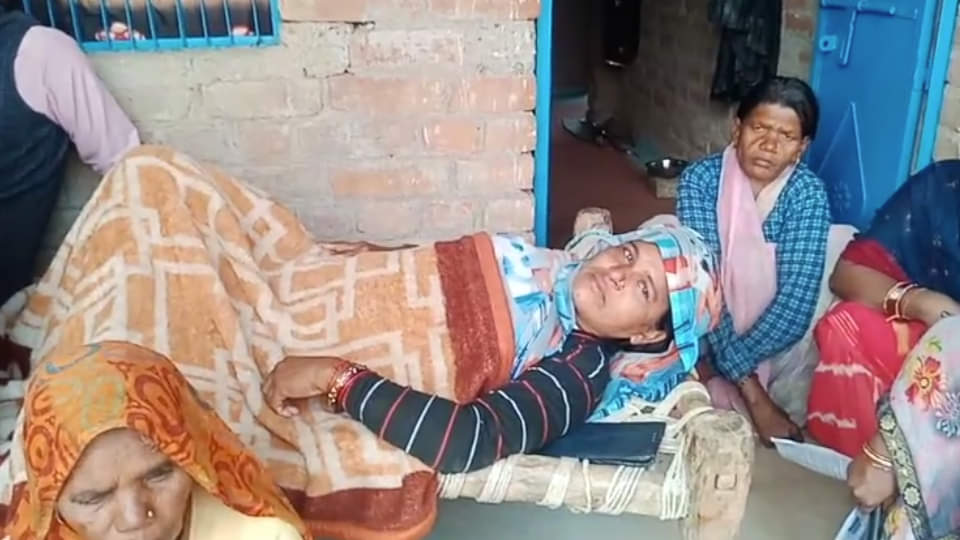 खटिया में लेटी पाकिस्तान में बंद जितेंद्र वर्मा की मां रानी देवी