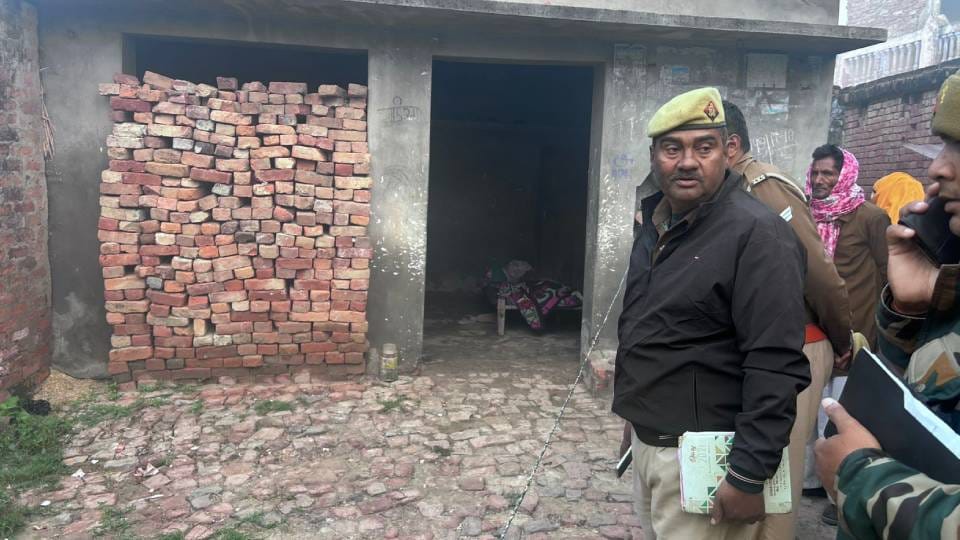 bodies of former head and his wife found in their house In Shravasti suspicion of murder Police investigating