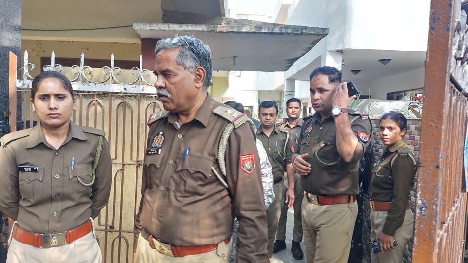 Agra:आगरा में धर्मांतरण की सूचना पर हंगामा...पुलिस ने महिला सहित आठ लोग  पकड़े, थाने में चल रही पूछताछ - Conversion Row In Agra Housing Colony:  Police Detain Eight After ...