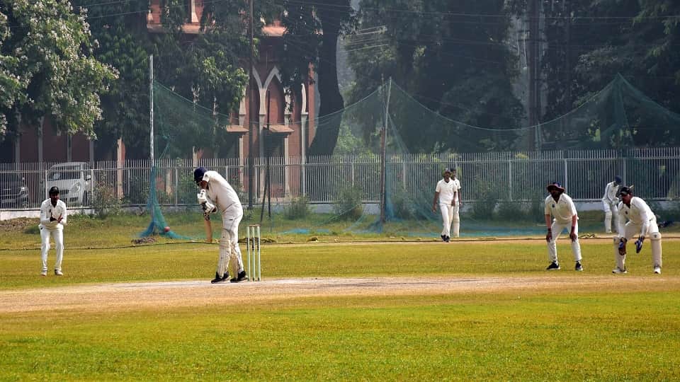 नॉर्थ जोन इंटरयूनिवर्सिटी क्रिकेट टूर्नामेंट मैच में खेलते खिलाड़ी