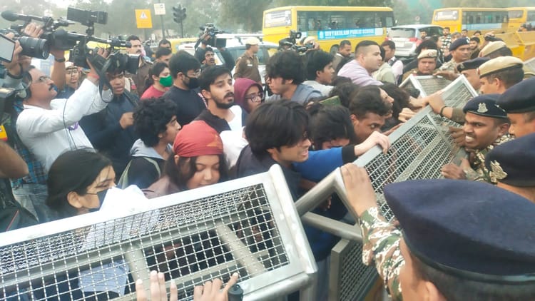 Delhi:प्रदूषण के खिलाफ विरोध में इंडिया गेट पर लगे मारे गये नक्सली हिडमा के नारे, कई प्रदर्शनकारी हिरासत में – Many People Detained During Protest Against Pollution At India Gate In Delhi