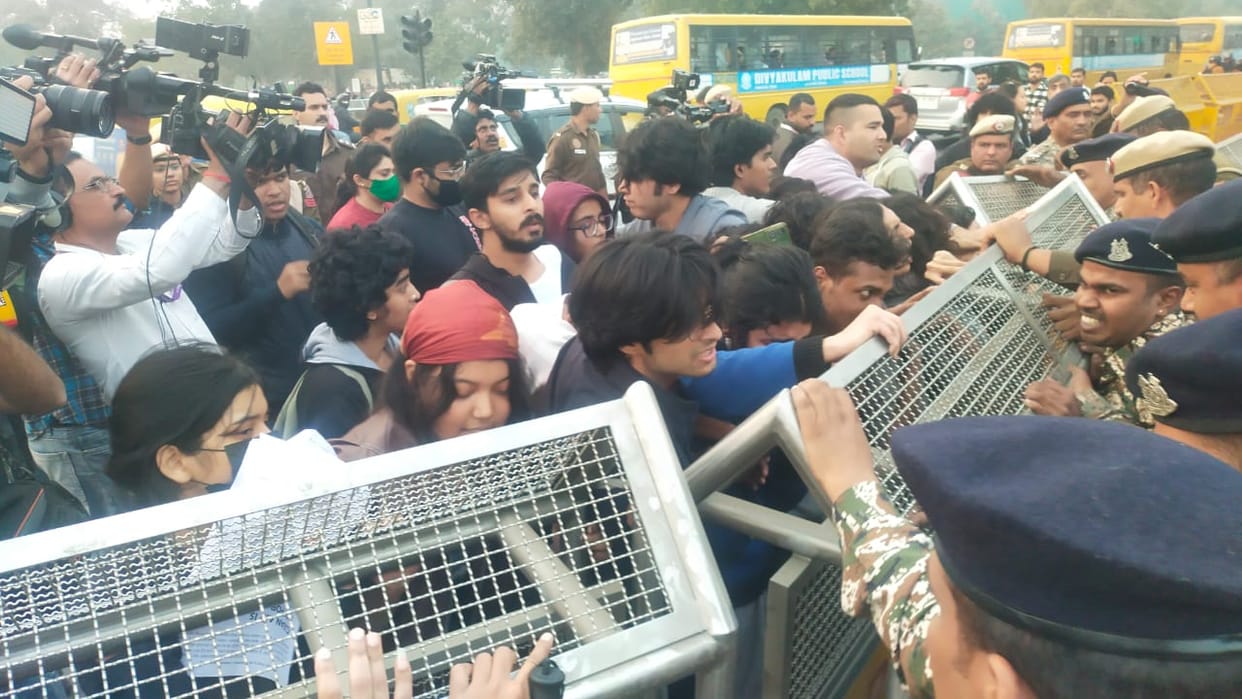 many people detained during protest against pollution at India Gate in Delhi