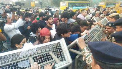 Delhi: प्रदूषण के खिलाफ विरोध में इंडिया गेट पर लगे मारे गये नक्सली हिडमा के नारे, कई प्रदर्शनकारी हिरासत में many people detained during protest against pollution at India Gate in Delhi