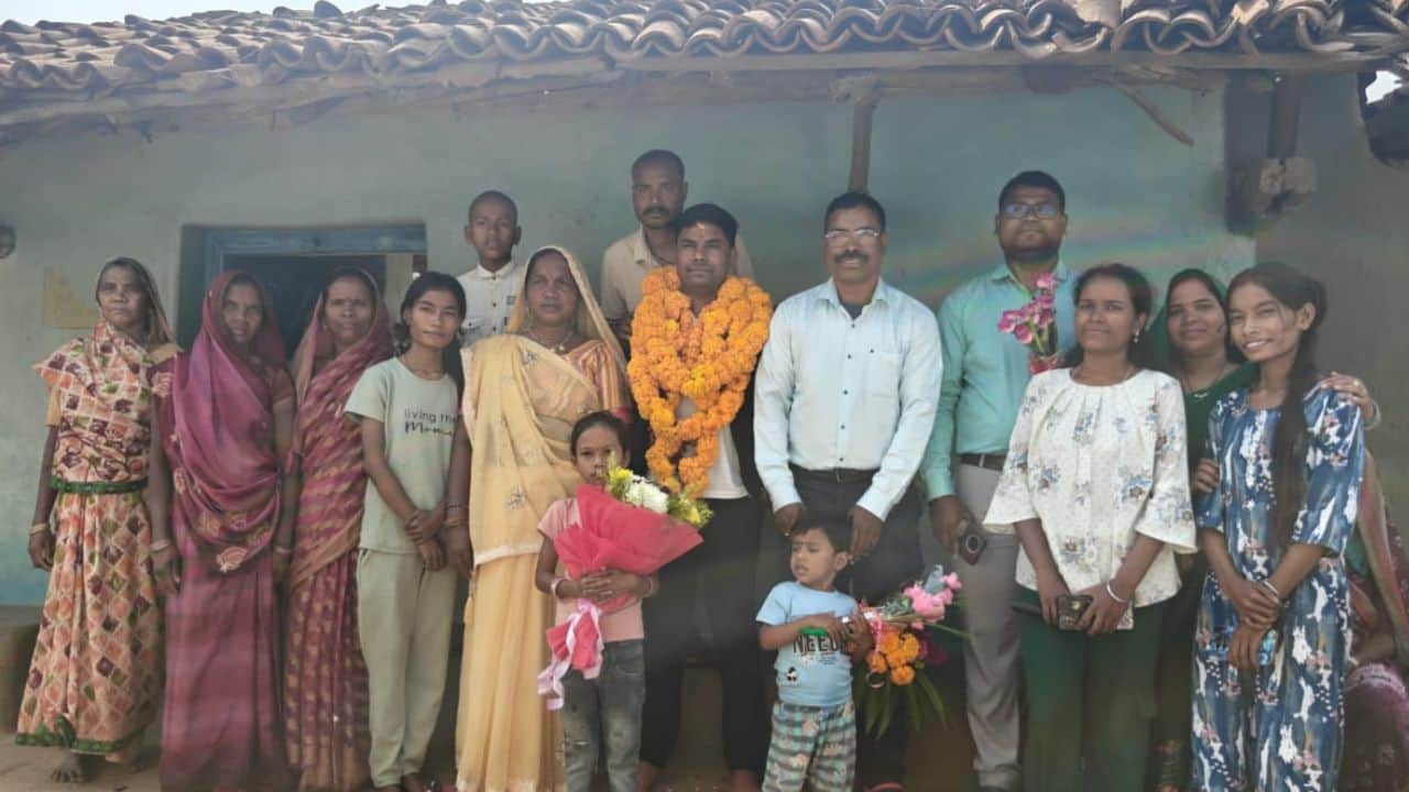 परिवारजन के साथ अनिल सिंह आर्मो